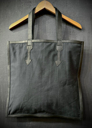 B-RTH LTD SIMPLE TOTE W/ARROWS - NAVY w/ BLACK TRIM