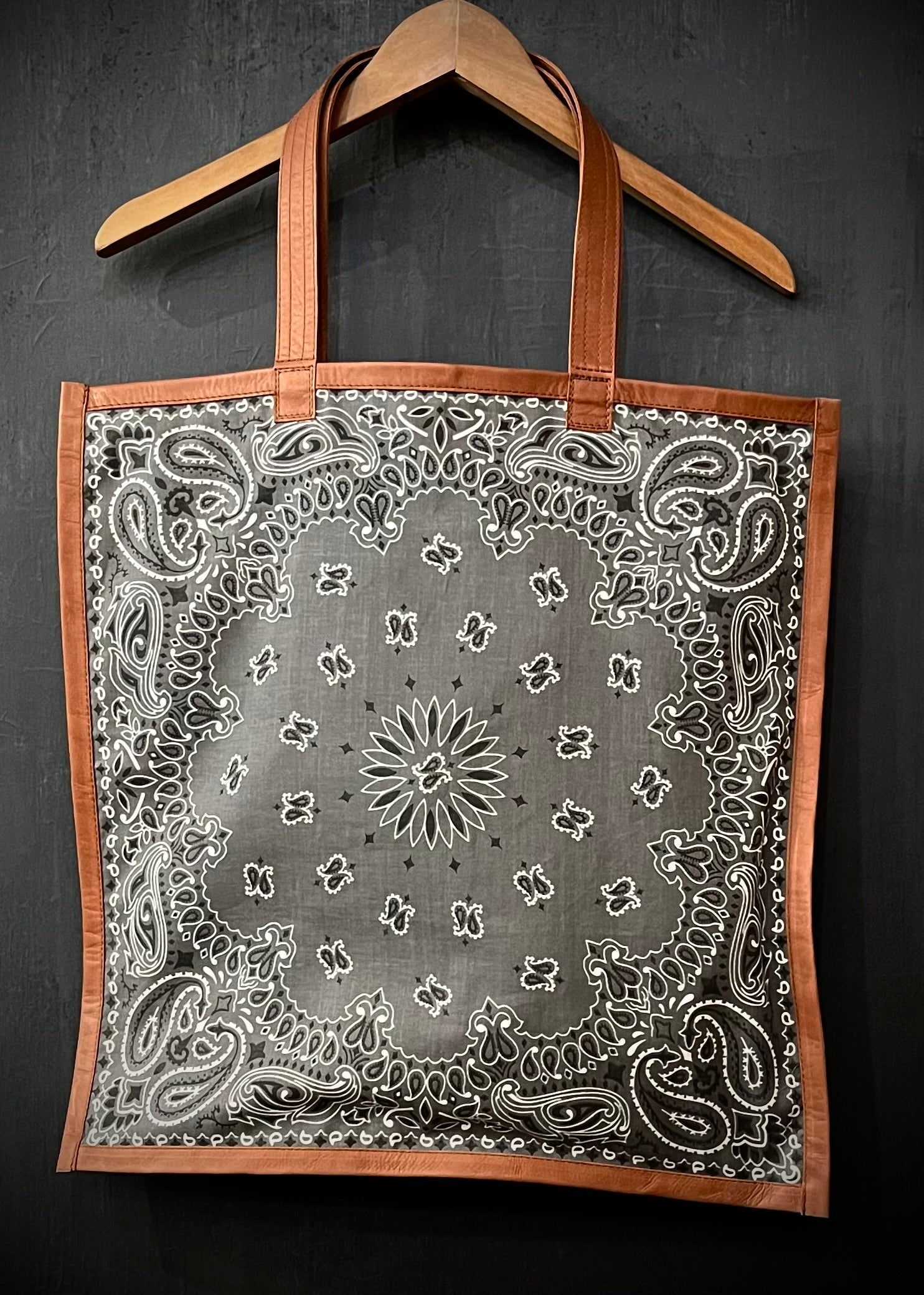 RTH バンダナトート　グレー RTH SIMPLE TOTE - CLASSIC BANDANA - DK GREY W/ COGNAC TRIM